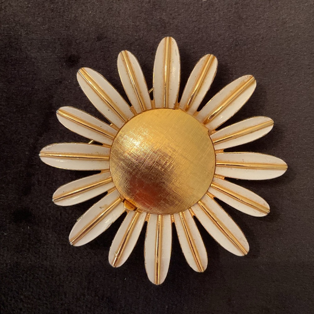 Vintage signed AVON 1970’s Gold tone enamel Daisy Perfume glacé Locket Brooch